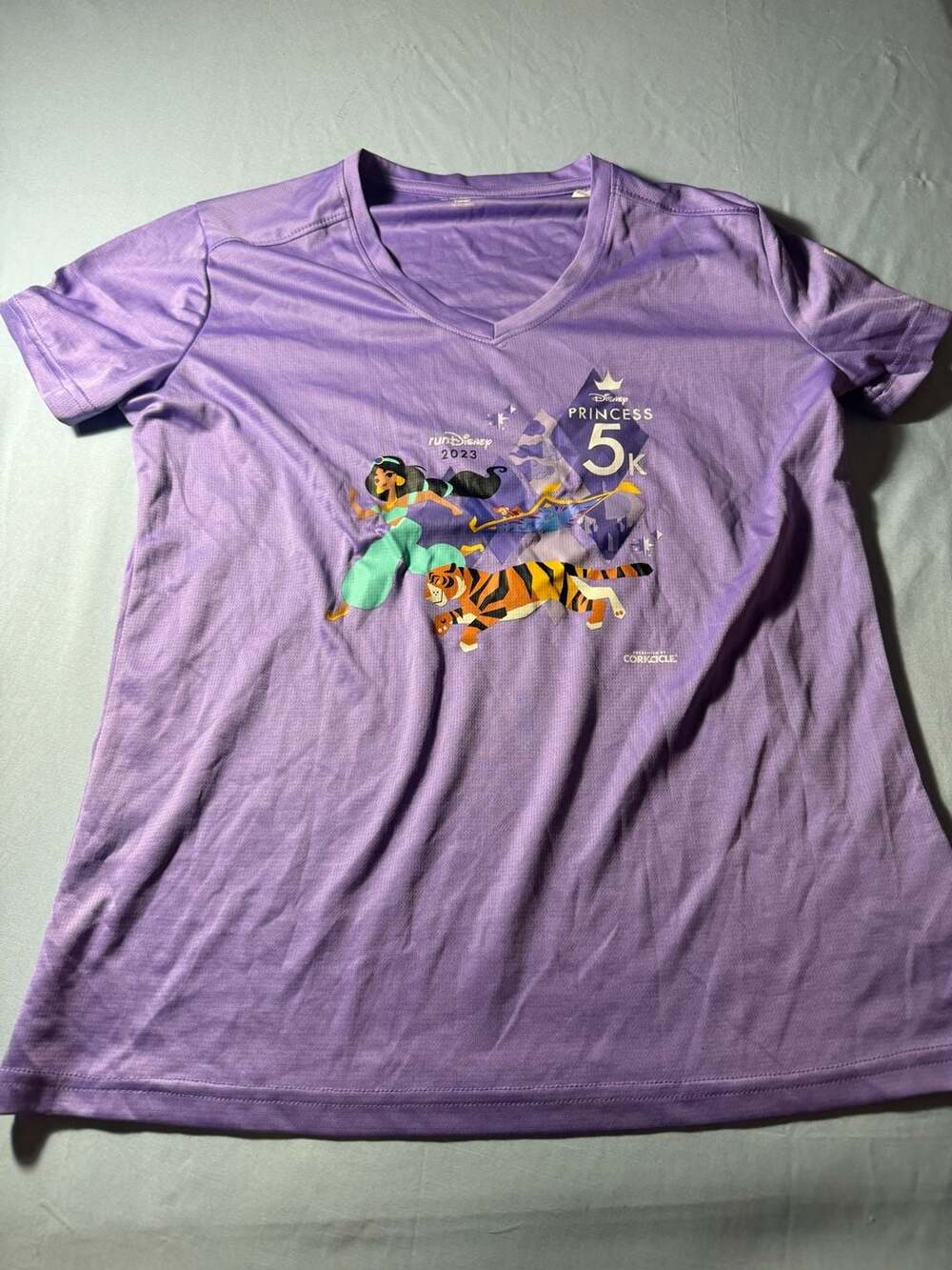 runDisney 2023 Princess 5K Jasmine Purple V-Neck Women's Adult Large